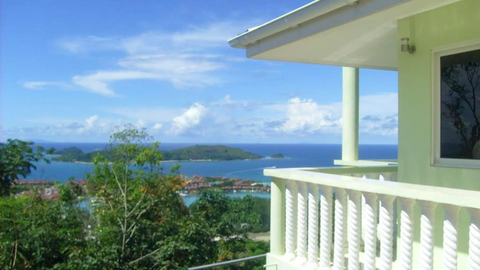 Elegant Villa With Sea View In Victoria contacts